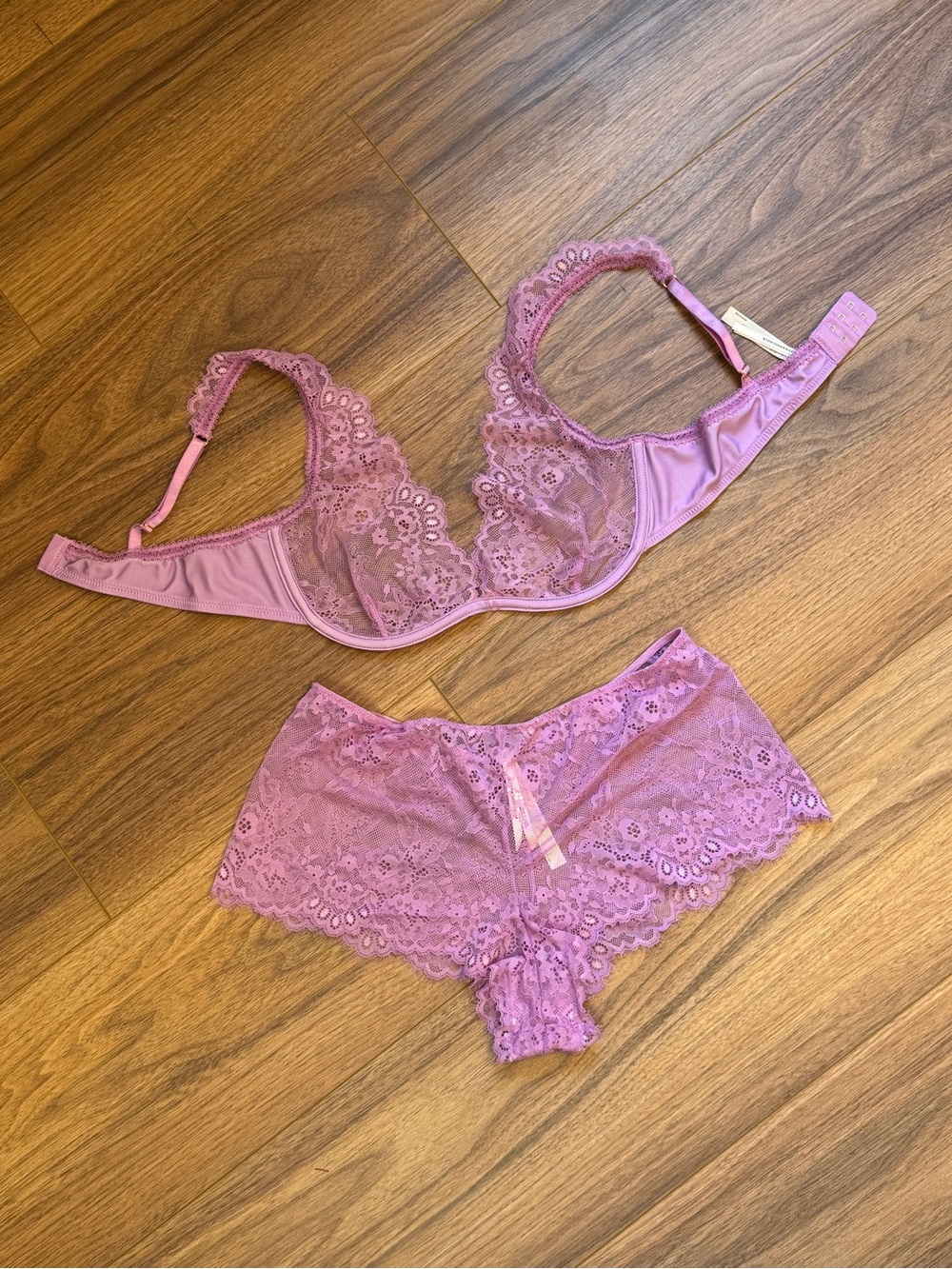 By Anthropologie Delicate Lace Underwire Bra & Boyshort Set light Purple size M